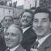 ...sorride con alcuni amici 